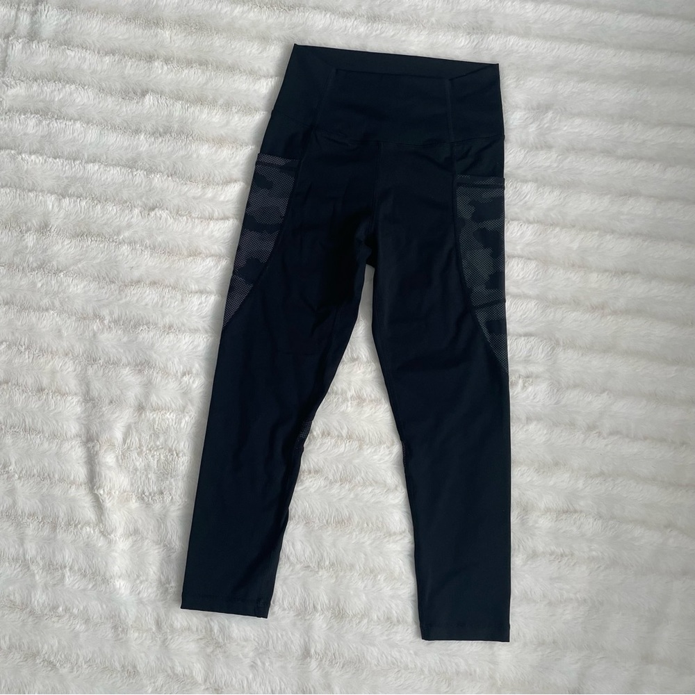 ZYIA Black Camo Reflective Pocket Brilliant Hi-Rise Capri 20” Legging Size 4